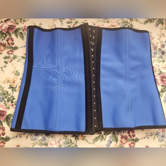 Waist training corset - Picture 1 of 5